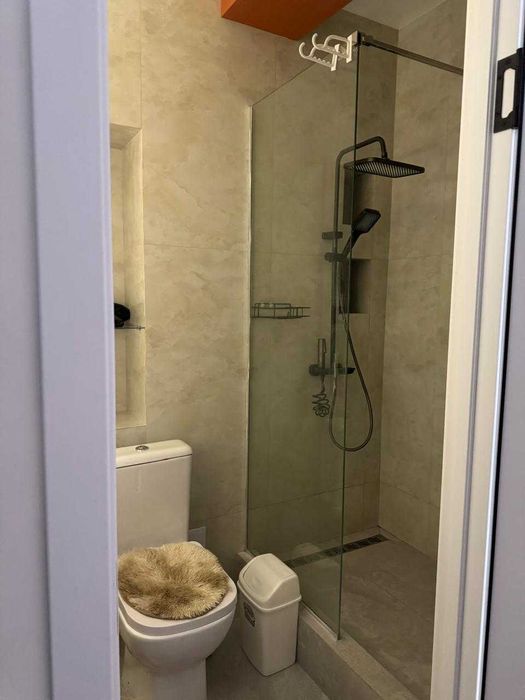 Современная студия с тропическим душем посуточно