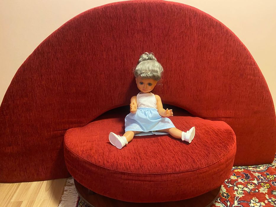 Canapea, măsuță capitonată și piesă semicirculară capitonată=pat dublu