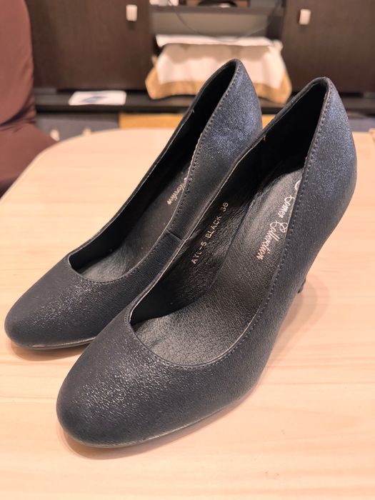 Елегантни обувки на ток нови 36