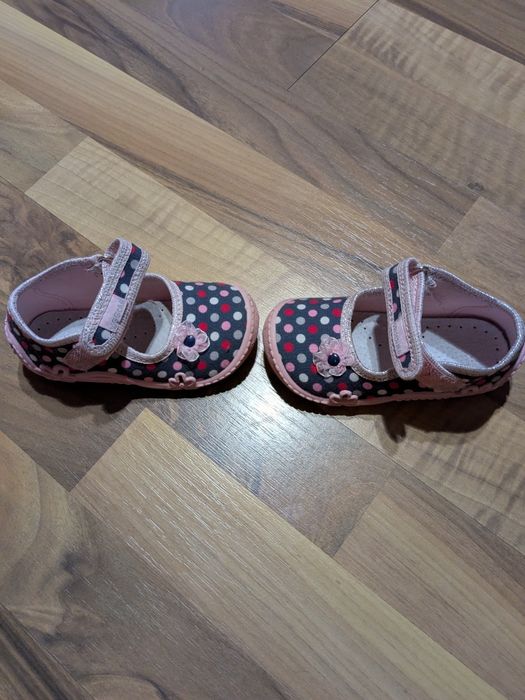 Детски пантофи за момиче.