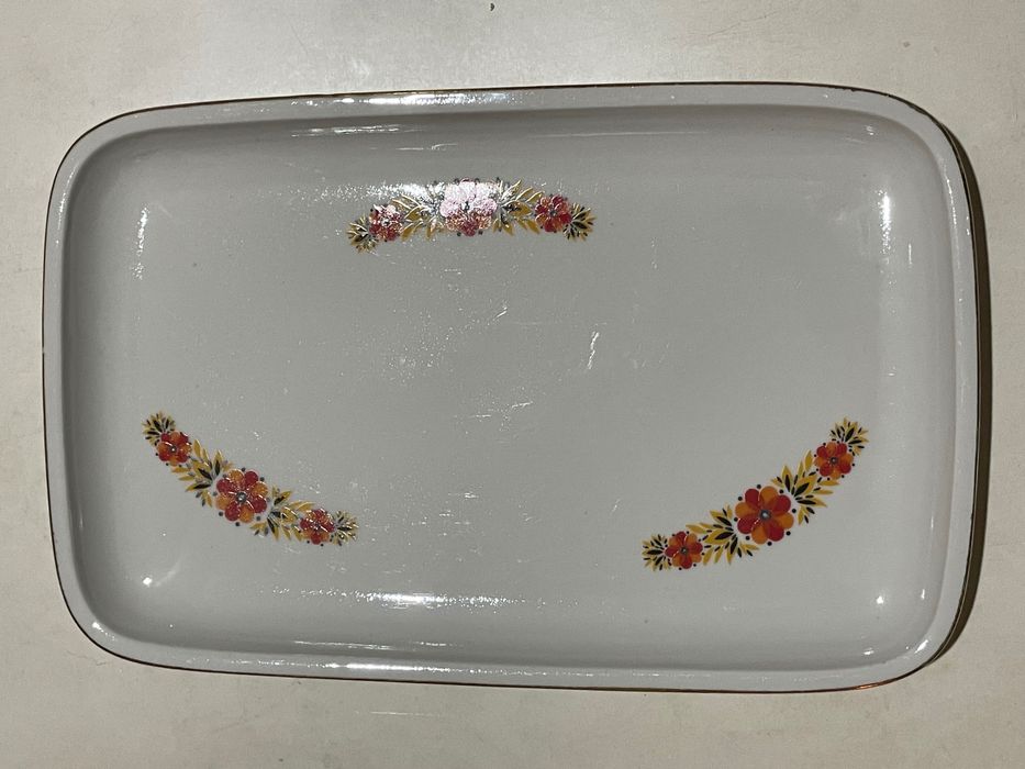 Голямо правоъгълно, порцеланово плато с маркировка.