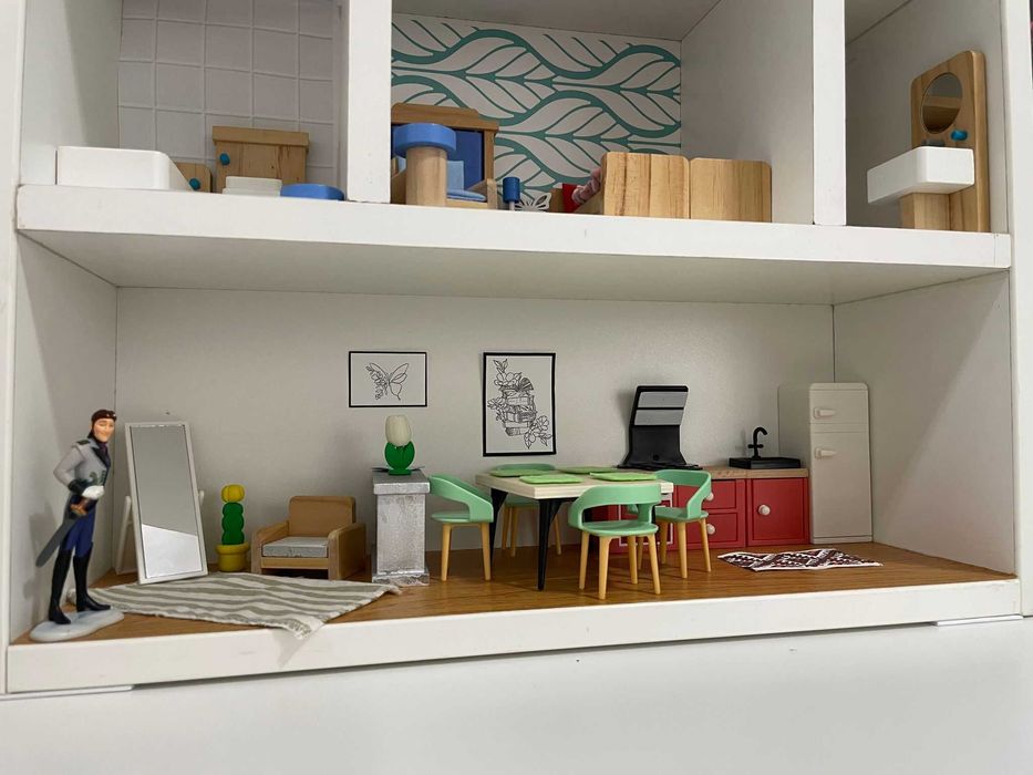 Casuta din lemn pentru papusi cu mobilier (LIDL) si figurine (FROZEN)