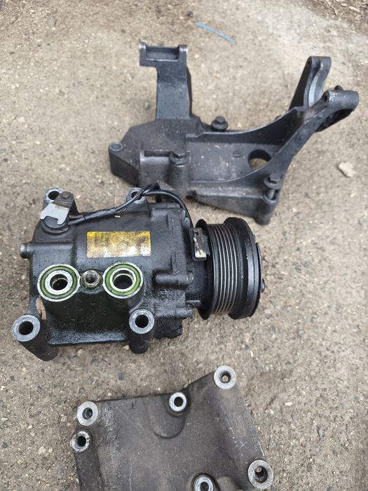 Продавам следните части за Форд канект