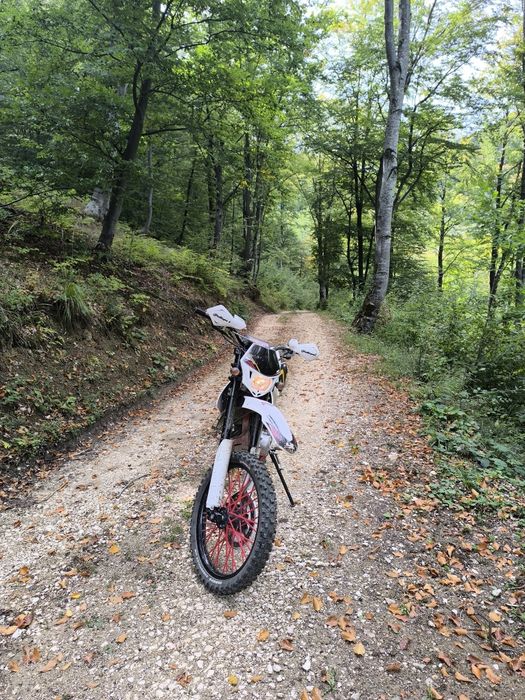 Vând sau schimb enduro AJP 240