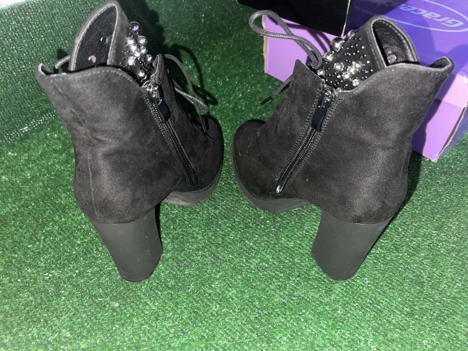 Велурени боти с капси