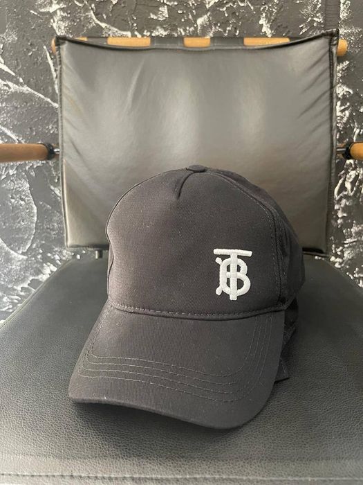 Шапки с козирка  burberr..