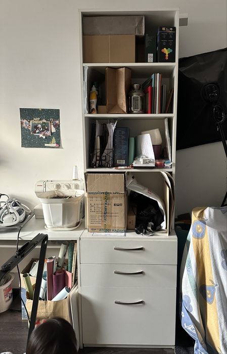 Стеллажи и стол в офис