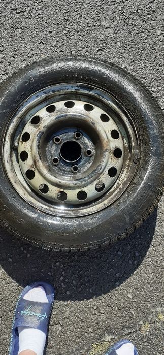 Vand cauciucuri cu tot cu jantee 195/65/15 pirelii.jantele sunt de la