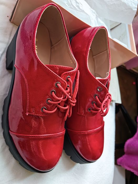 Pantofi cu platformă și ghete crem