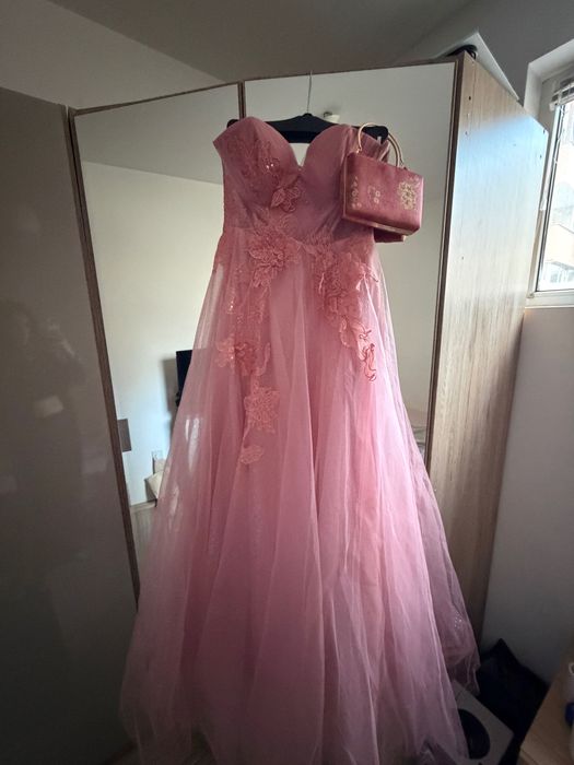 Официална рокля, носена