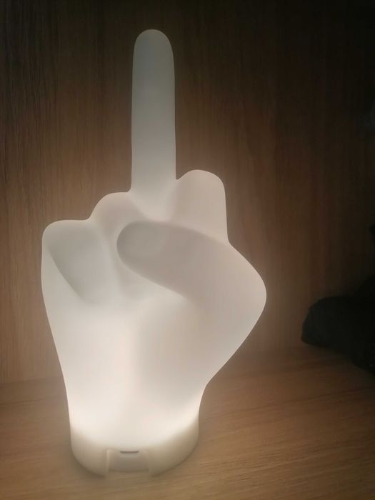 Lampă LED Gift Republic F* You Degetul Mijlociu - din Silicon – Lampă Decorativă Touch pentru Birou și Noptieră, Cadou Original Amuzant Prieteni