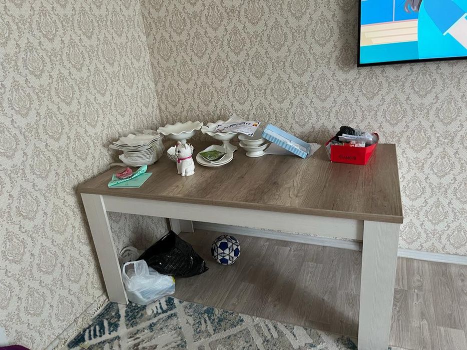 Продам стол в отличном состояний