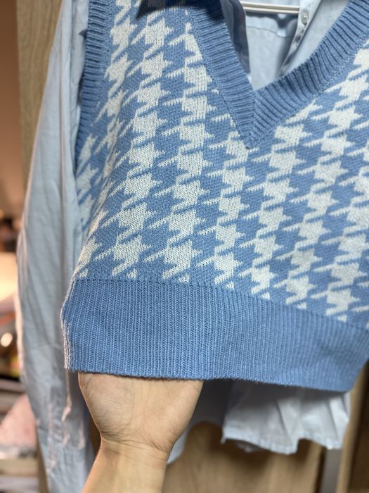 Небесно синя риза с плетен елек