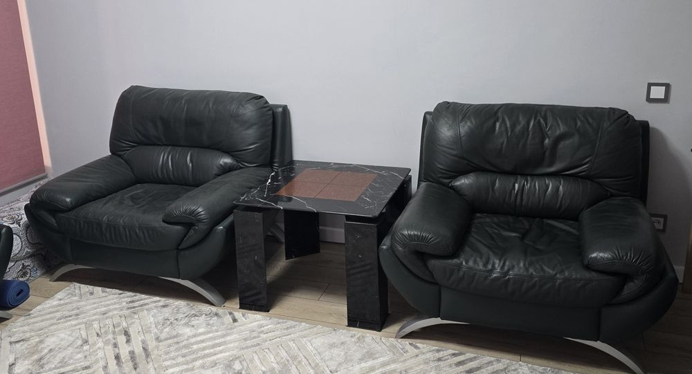 Продаётся кожанная мягкая мебель для гостиной в отличном состоянии