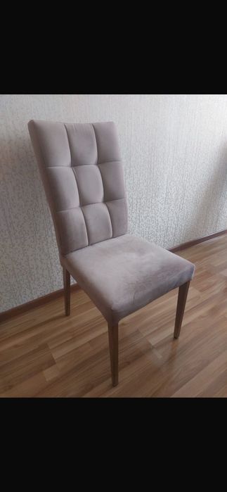 4 стулья 1 офисное кресло