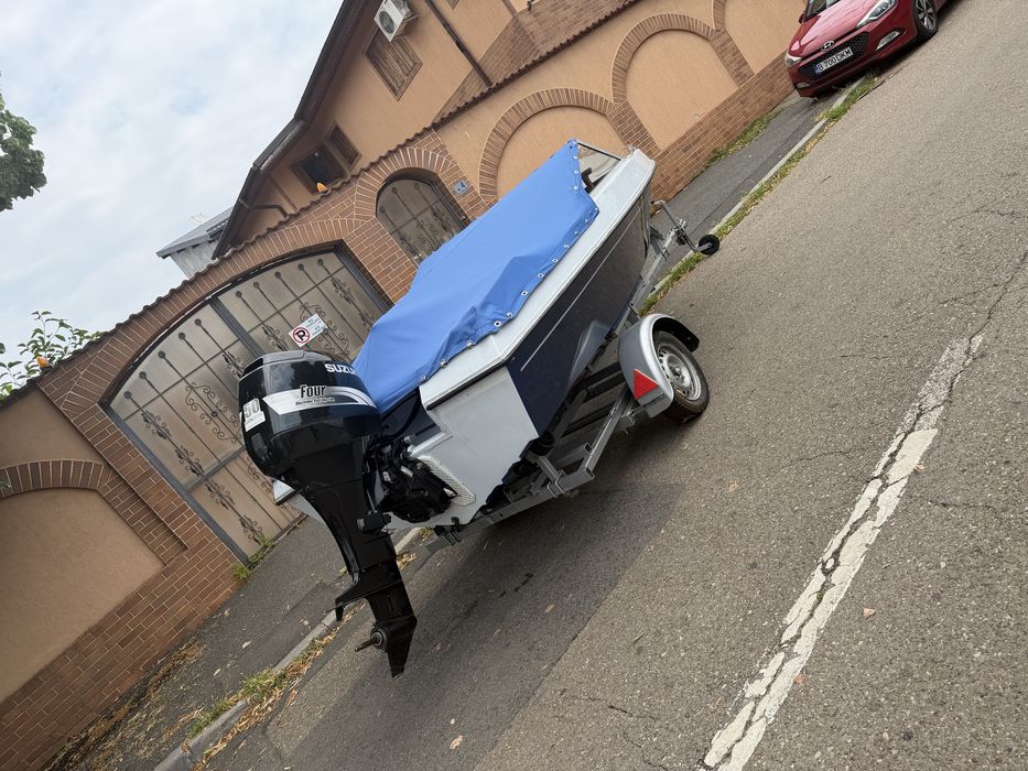 Vand barca cu motor peridoc