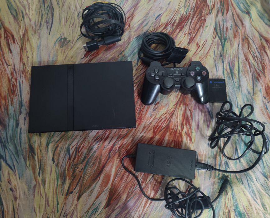 Vând PlayStation 2 slim modat cu 2 controllere.