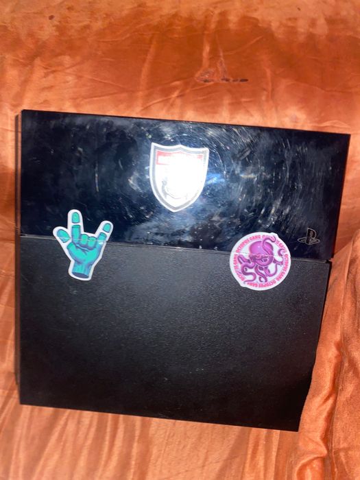 ps 4 normal perfect funcțional cu patru jocuri incluse