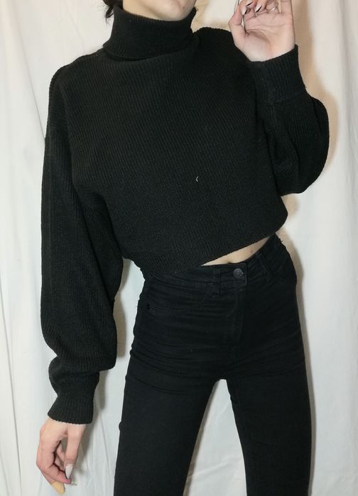 Pulover negru, la gat