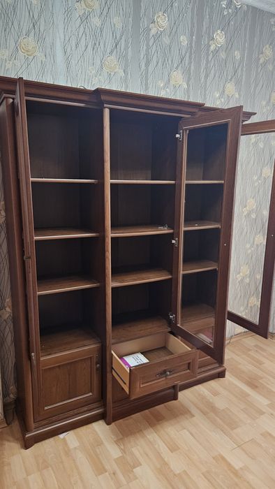 Шкаф книжный, сервизный
