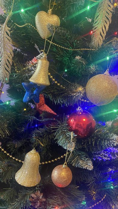 Brad artificial 2,10 m cu tot cu decoratiuni