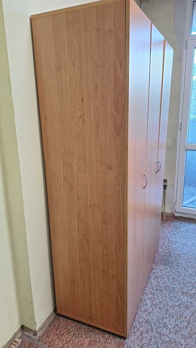 Трикрилен гардероб