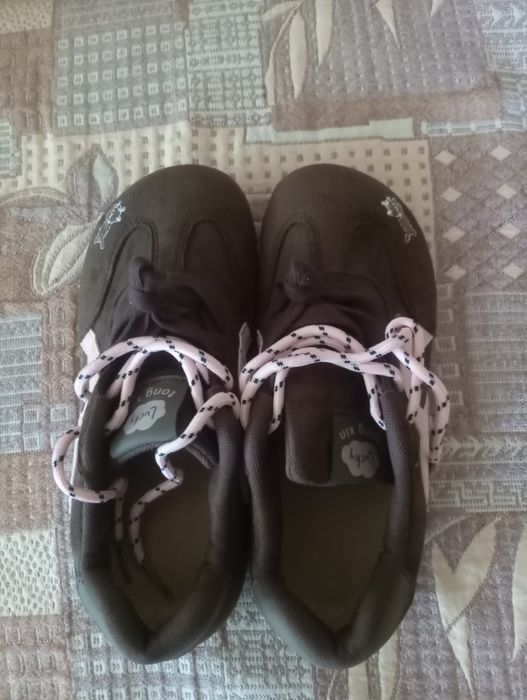 Продам кроссовки женские