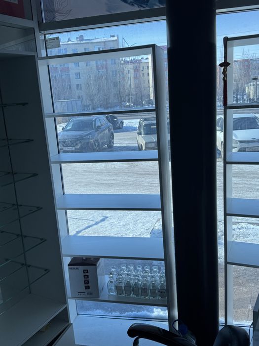 Продаю полки, ветрины.