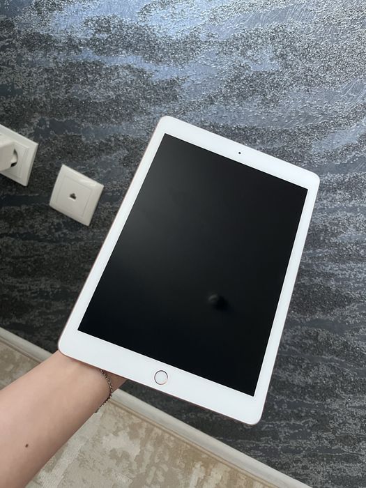 срочно продам ipad 6 2019 года