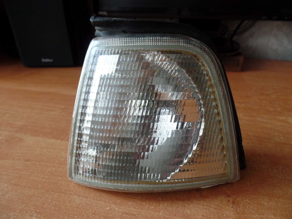 Поворотник Audi 80