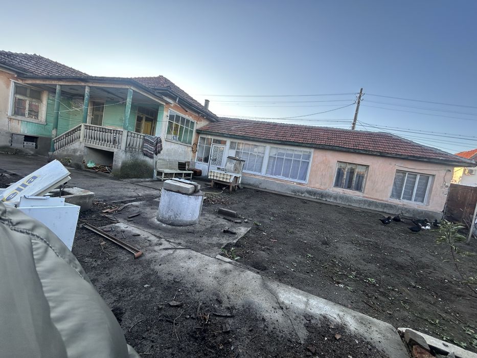 Продавам къща с двор