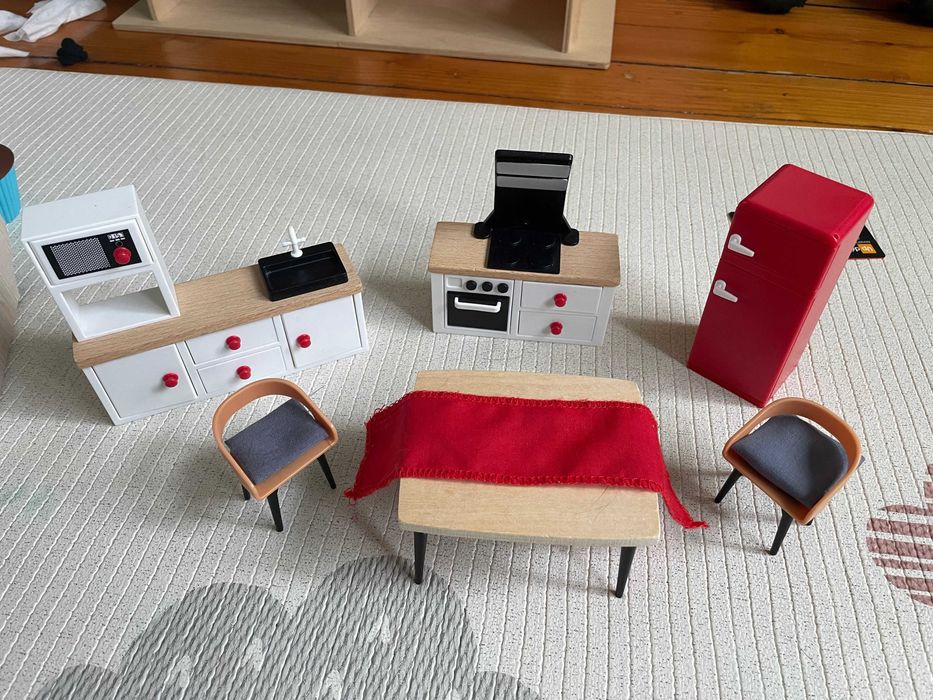 Детска дървена къща за кукли с мебели