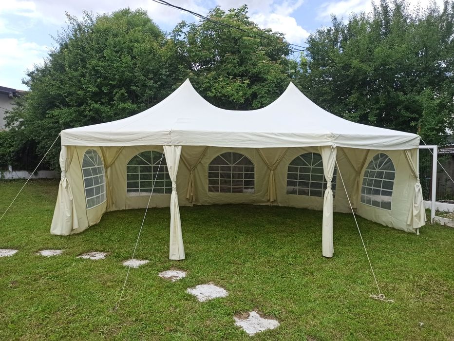 Cort Mese Scaune Becuri Farfurii Podea