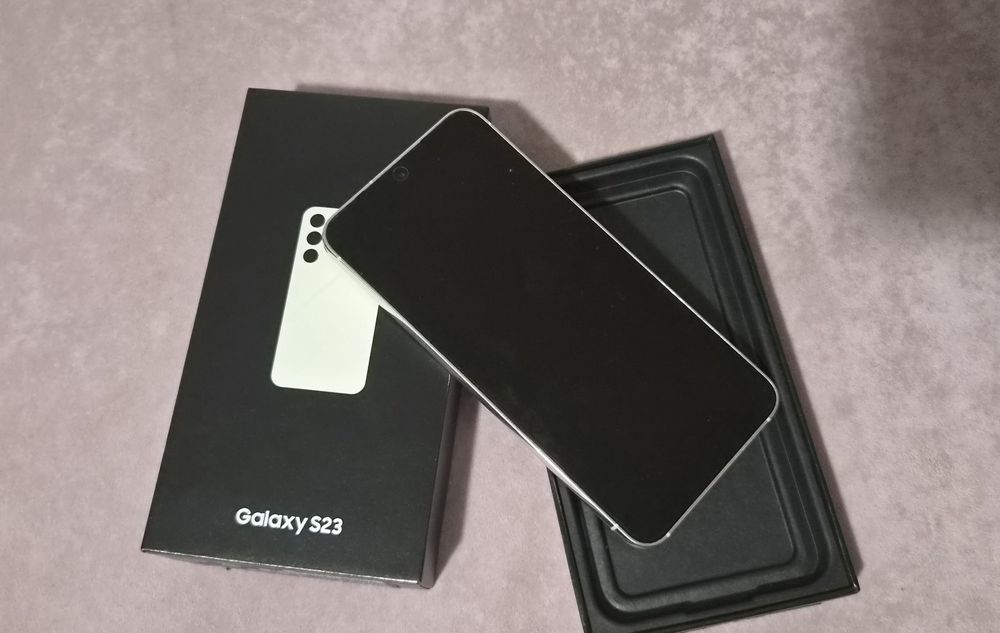 Samsung S23, 256 GB с подарък два калъфа и протектор