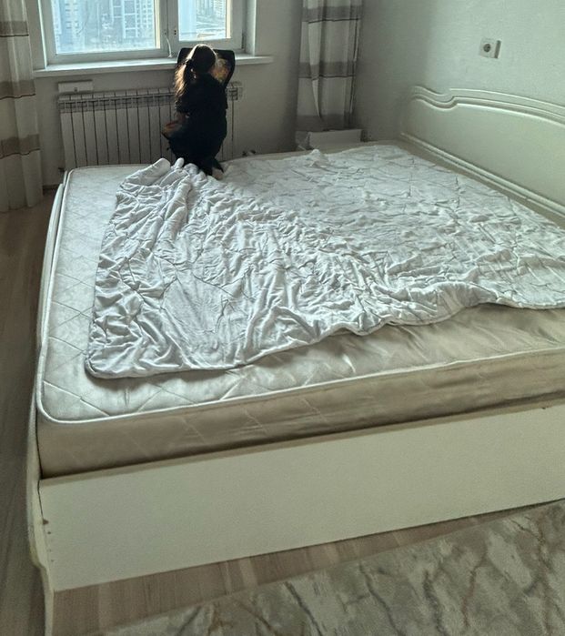 Двухспальняя кровать с матрасом