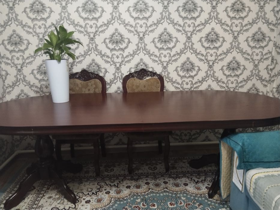 Продам гостинный стол со стульями.