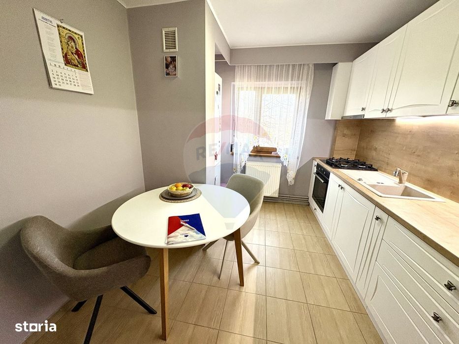 Vanzare apartament 3 camere decomandat cu loc parcare Micalaca zona300