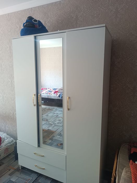 Белый шкаф с ящиками