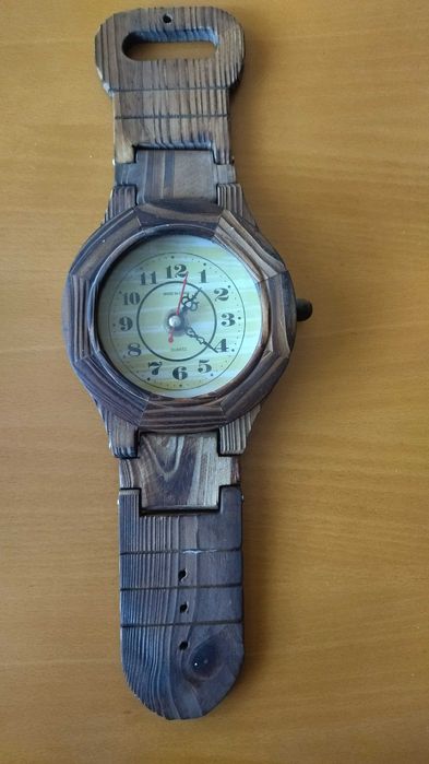 Дървен часовник работещ