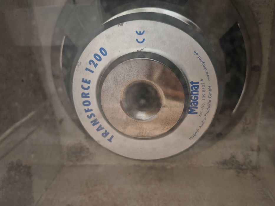 Бас каса със усилвател