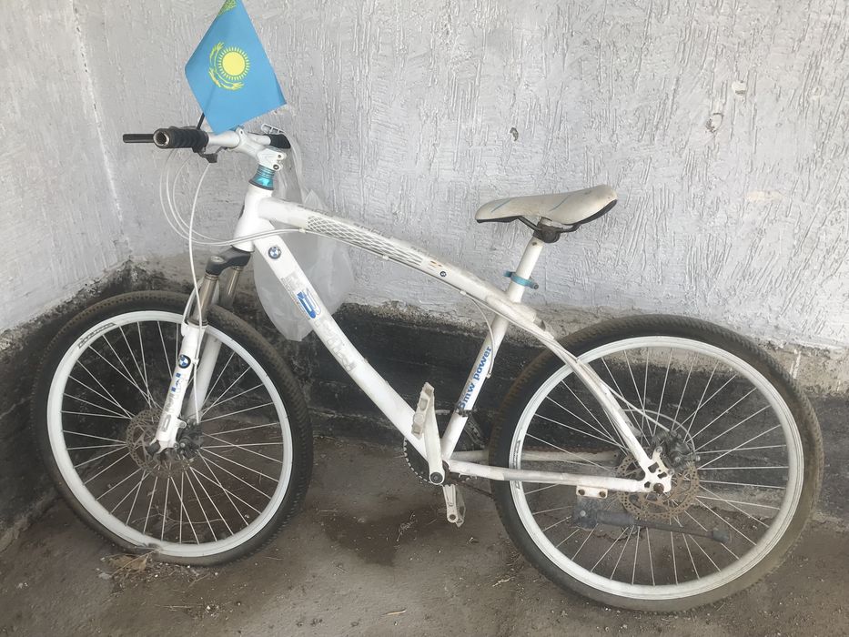 Белый велосипед.