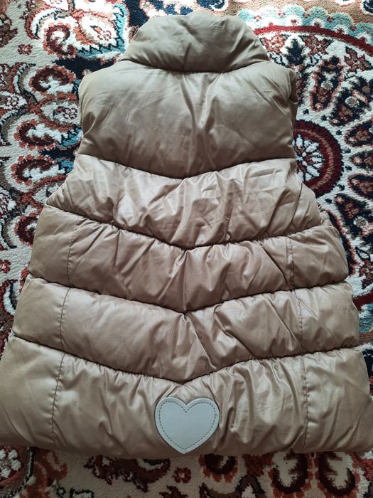 Продам жилетку на девочку 6мес