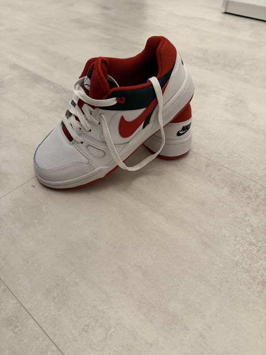 Adidasi nike noi