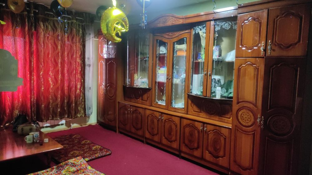 Шкаф витрина  для комнаты для гостей