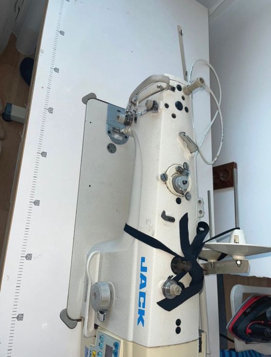 Vând mașină de cusut