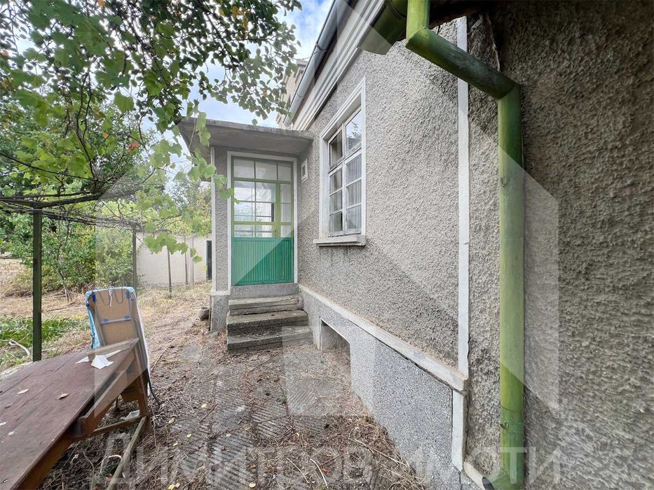 Продаваме самостоятелна тухлена къща в гр. Плиска с двор 1 дка и ГАРАЖ