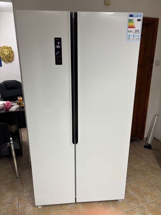 Просторен Side-by-Side No Frost хладилник