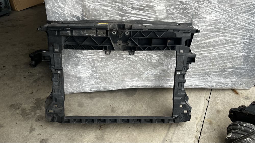 Volkswagen Caddy 2k рамка за радиатор