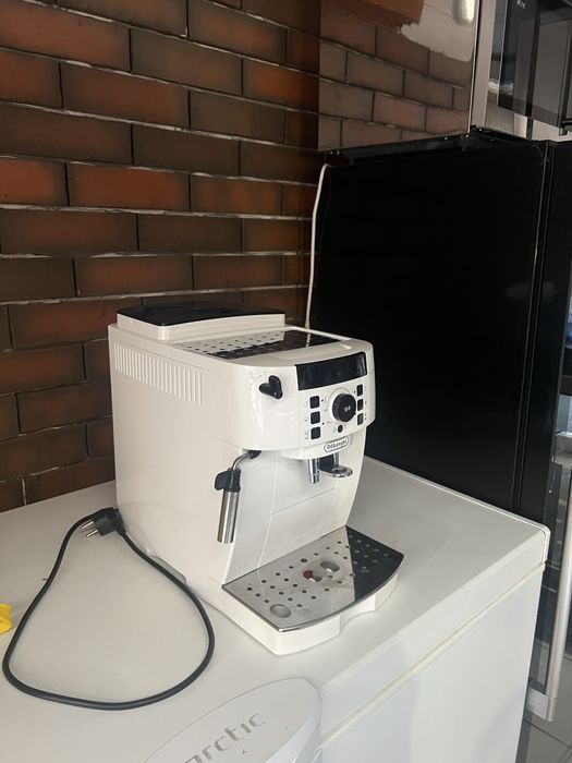 Delonghi magnifica S (masina de cafea)