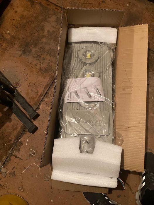 Продам уличный светильник 3шт